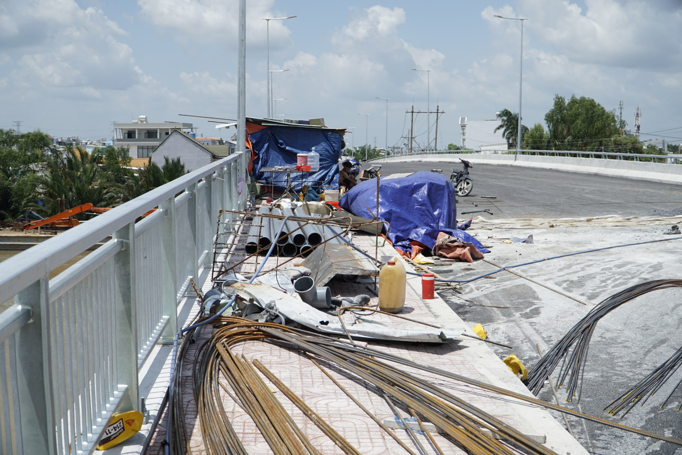 Những hạng mục như lan can, hệ thống chiếu sáng đang dần được lắp đặt, hoàn thiện.