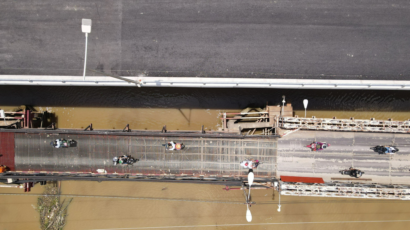 Cầu sắt Long Kiểng cũ được xây dựng từ năm 1976 với chiều rộng khoảng 3m.