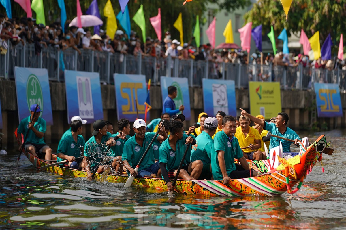 Lễ hội đua ghe ngo trên kênh Nhiêu Lộc (TPHCM) vào tháng 4/2023. Ảnh: PHẠM NGUYỄN Lễ hội đua ghe ngo trên kênh Nhiêu Lộc (TPHCM) vào tháng 4/2023. Ảnh: PHẠM NGUYỄN