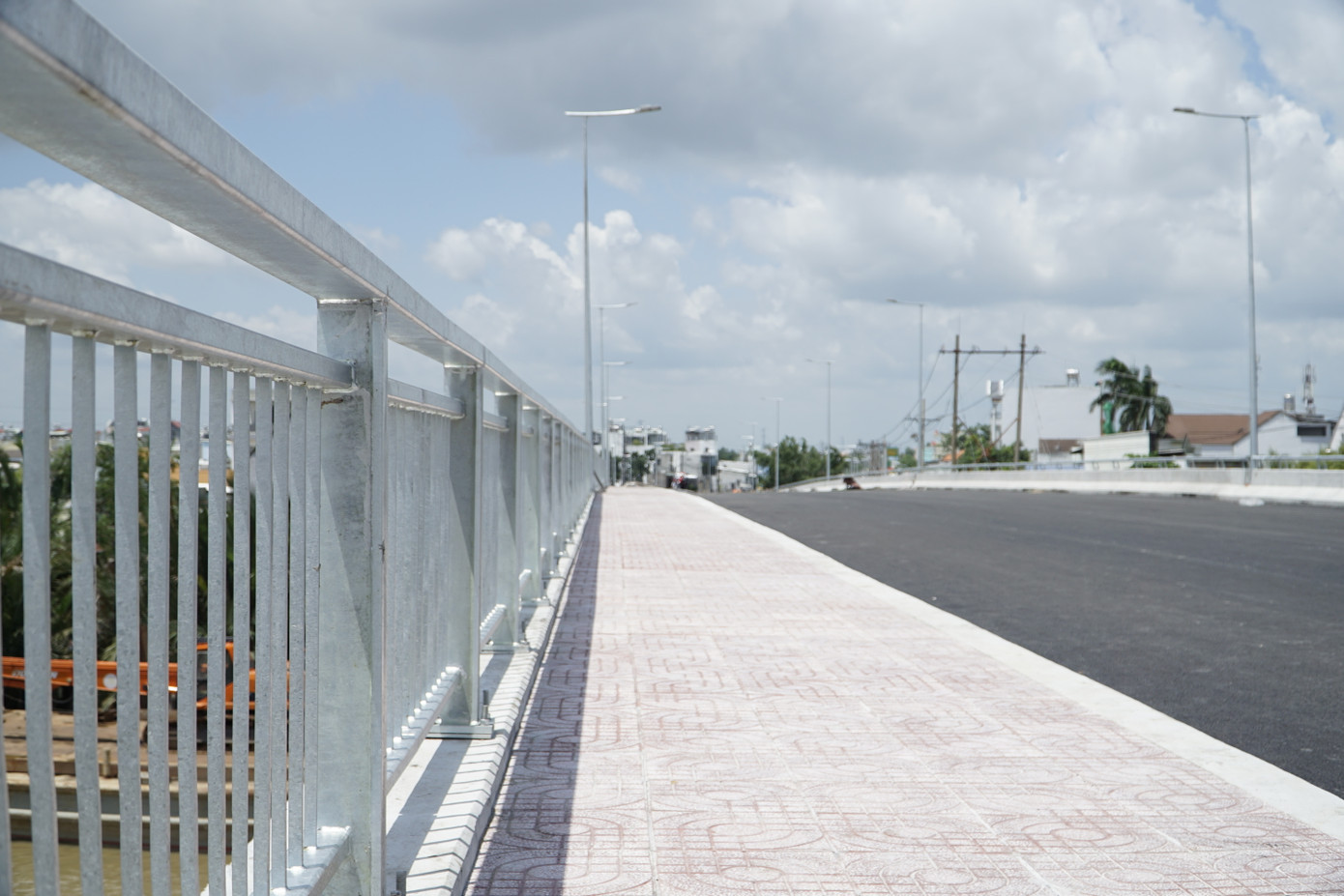 Theo ghi nhận của PV, hiện tại mặt cầu Long Kiểng hiện đã được thảm nhựa, lề bộ hành đã được lát đá.