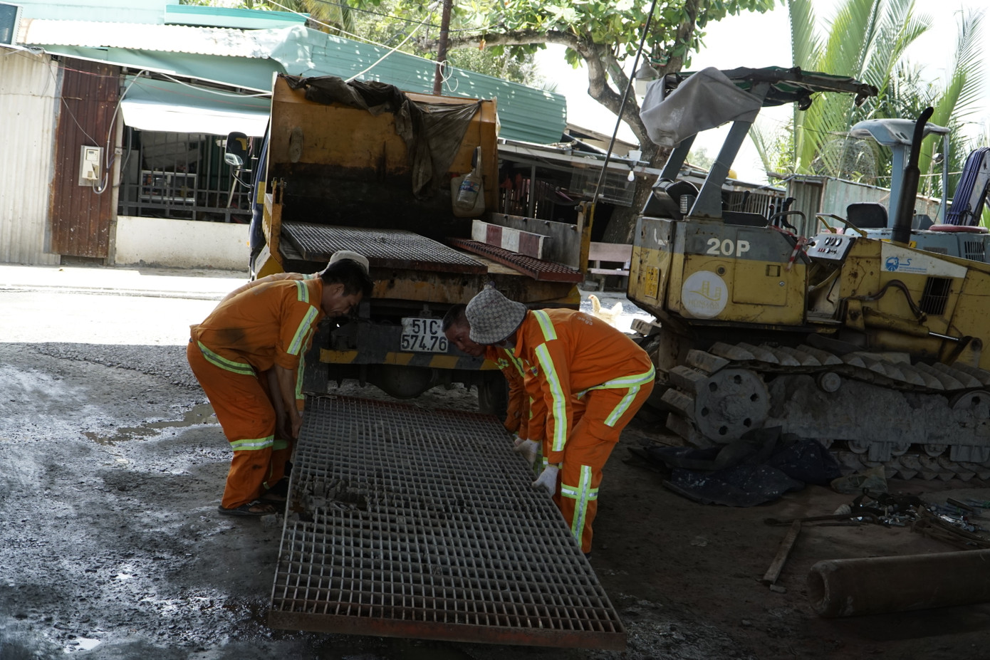 Mặt cầu sắt cũ thường xuyên hư hỏng, phải bảo trì, sửa chữa thường xuyên.