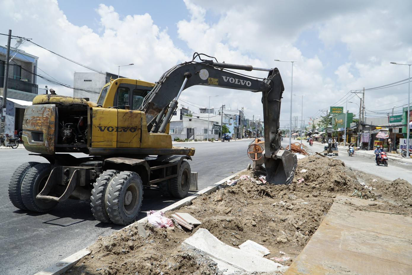 Các nhà thầu đang thi công khe co giãn một số trụ, lát đá vỉa hè, lắp đặt lan can...