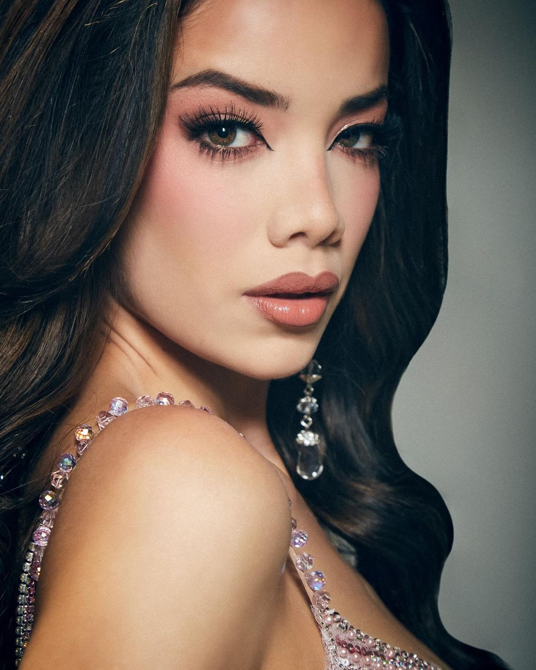 Người đẹp có bằng cử nhân Quản trị Kinh doanh của Đại học Lima. Cô nói được tiếng Anh và là người mẫu quảng cáo đắt khách ở quê nhà.