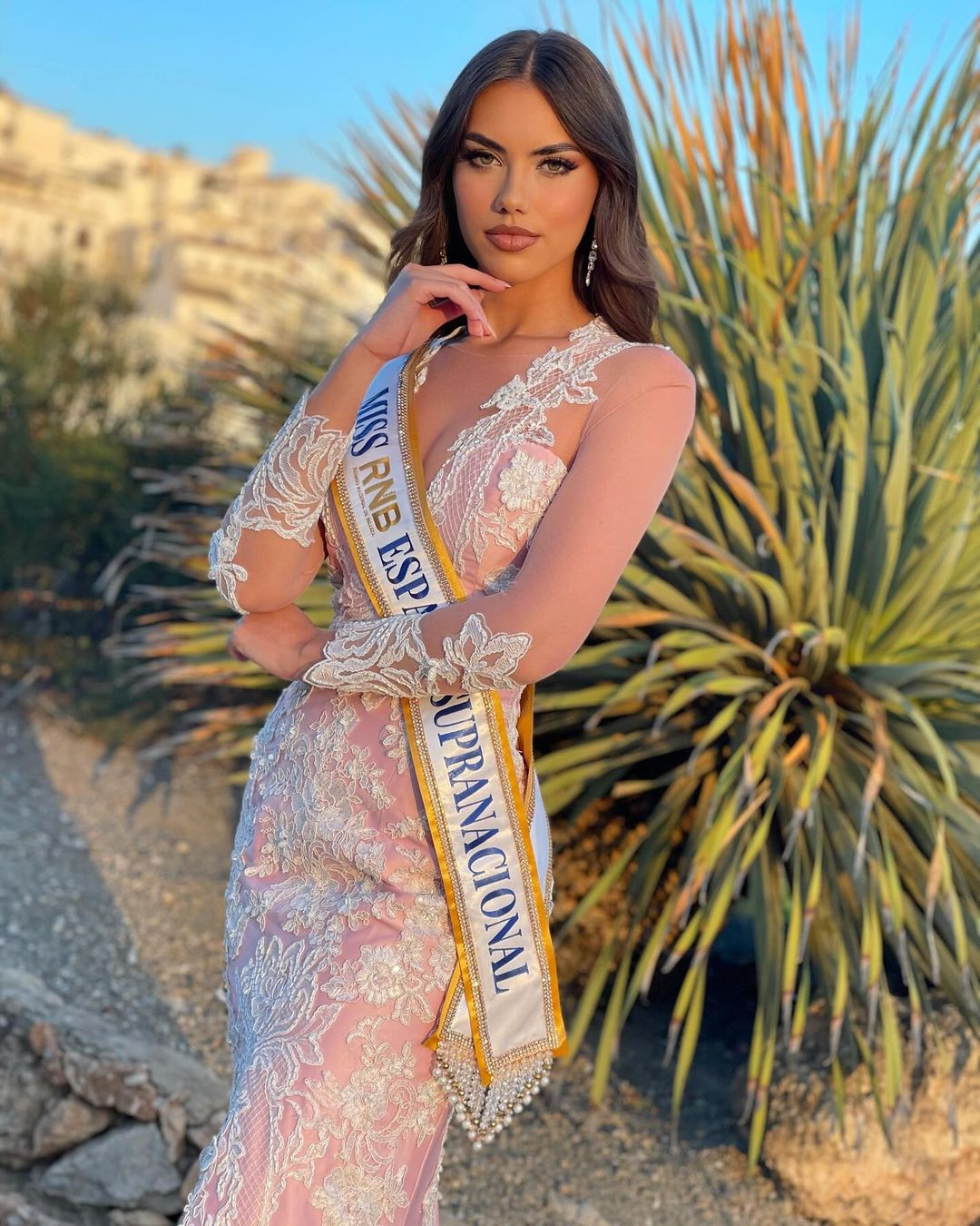 Đứng thứ 10 trên bảng xếp hạng là người đẹp Tây Ban Nha - Elizabeth Laker. Cô năm nay 25 tuổi, đã tốt nghiệp chuyên ngành du lịch. Elizabeth có kinh nghiệm thi sắc đẹp ấn tượng. Cô từng giành danh hiệu Hoa hậu Quốc tế Tây Ban Nha và đại diện quốc gia tham dự Hoa hậu Quốc tế 2017.