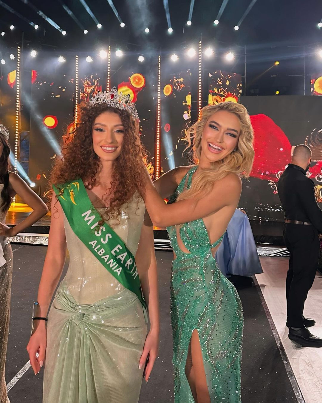 Xhesika Pengili được người tiền nhiệm là đương kim Hoa hậu Trái Đất 2023 Drita Ziri trao lại vương miện trong đêm chung kết.