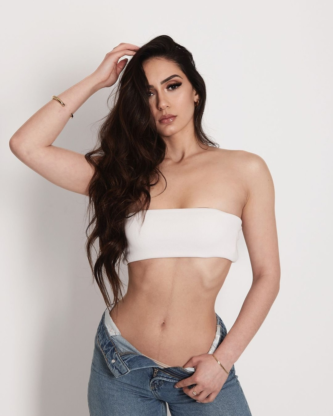 Người đẹp Bỉ có hình thể săn chắc, quyến rũ. Cô cũng có khả năng biểu cảm, tạo dáng chuyên nghiệp trước ống kính nhờ kinh nghiệm làm người mẫu.