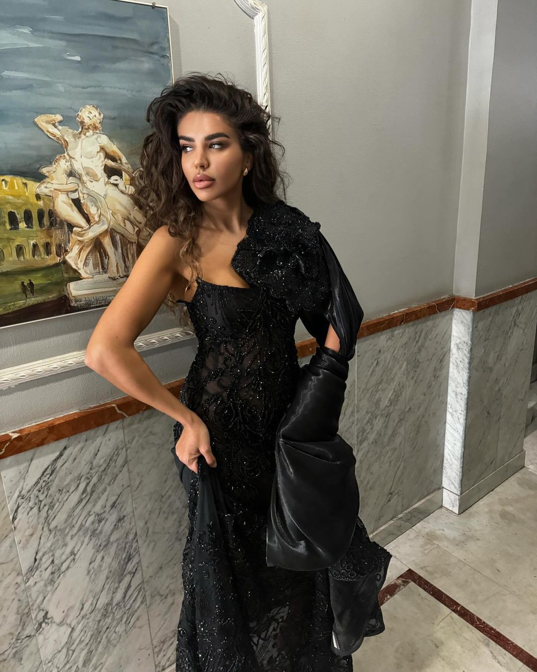 Tân Hoa hậu Hoàn vũ Kosovo là người mẫu ở quê nhà. Cô gây chú ý với mái tóc xoăn cá tính.