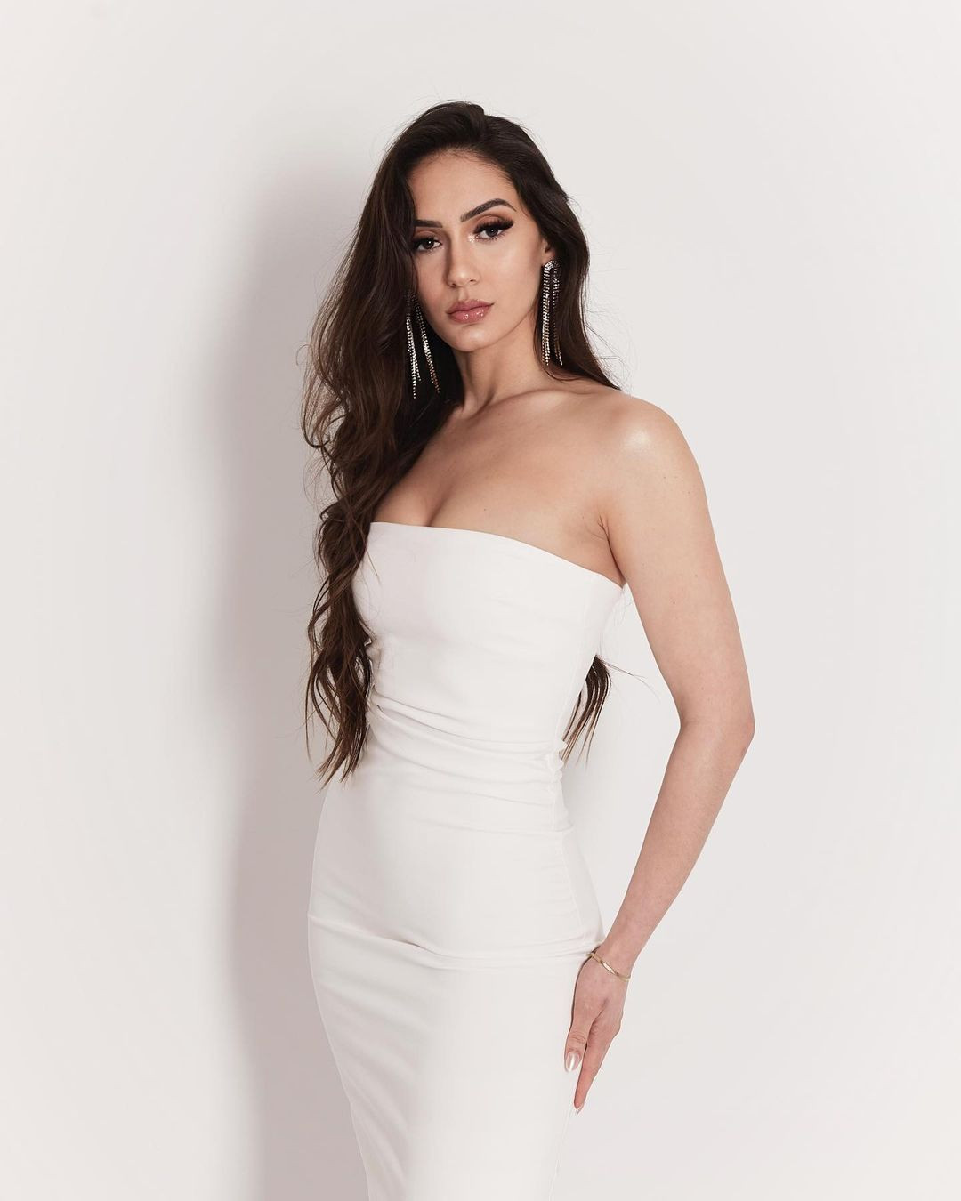 Jennifer là người mẫu kiêm doanh nhân. Cô có khả năng nói 5 thứ tiếng và là CEO của một thương hiệu làm đẹp.