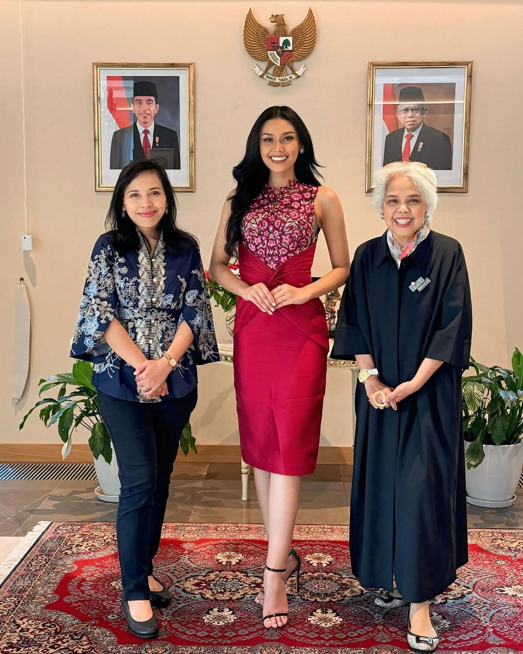 Sau khi đặt chân tới Ba Lan, Harashta Haifa Zahra đã tới thăm Đại sứ quán Indonesia tại đây. Người đẹp diện bộ đầm kín đáo, thanh lịch. Sau khi đặt chân tới Ba Lan, Harashta Haifa Zahra đã tới thăm Đại sứ quán Indonesia tại đây. Người đẹp diện bộ đầm kín đáo, thanh lịch.