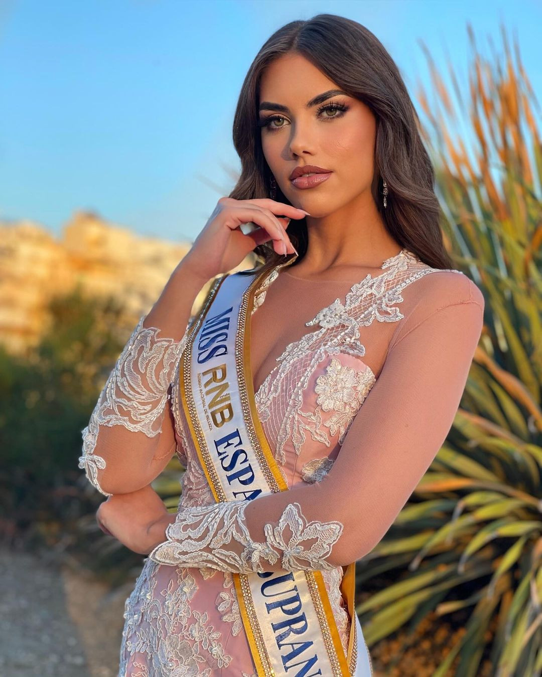 Đứng thứ 10 trên bảng xếp hạng là người đẹp Tây Ban Nha - Elizabeth Laker. Cô năm nay 25 tuổi, đã tốt nghiệp chuyên ngành du lịch. Elizabeth có kinh nghiệm thi sắc đẹp ấn tượng. Cô từng giành danh hiệu Hoa hậu Quốc tế Tây Ban Nha và đại diện quốc gia tham dự Hoa hậu Quốc tế 2017.