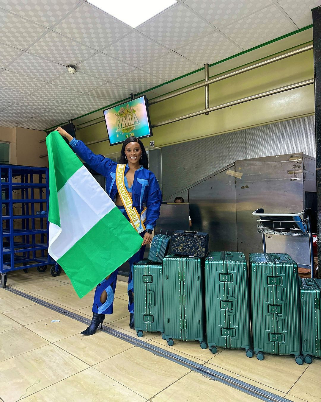 Đại diện Nigeria - Sectra Sede chọn trang phục cut-out táo bạo khi ra sân bay. Cô mang theo nhiều trang phục để chuẩn bị cho cuộc thi năm nay. Đại diện Nigeria - Sectra Sede chọn trang phục cut-out táo bạo khi ra sân bay. Cô mang theo nhiều trang phục để chuẩn bị cho cuộc thi năm nay.