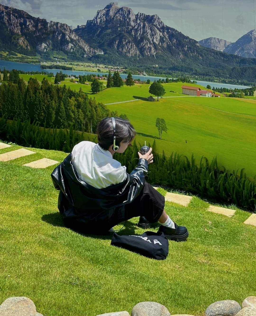 Điểm check-in mới ở Đà Lạt thu hút nhiều du khách tới chụp hình bởi góc view bao trọn khung cảnh dãy núi Alps (Thụy Sĩ). Ảnh: Minh Thạnh.