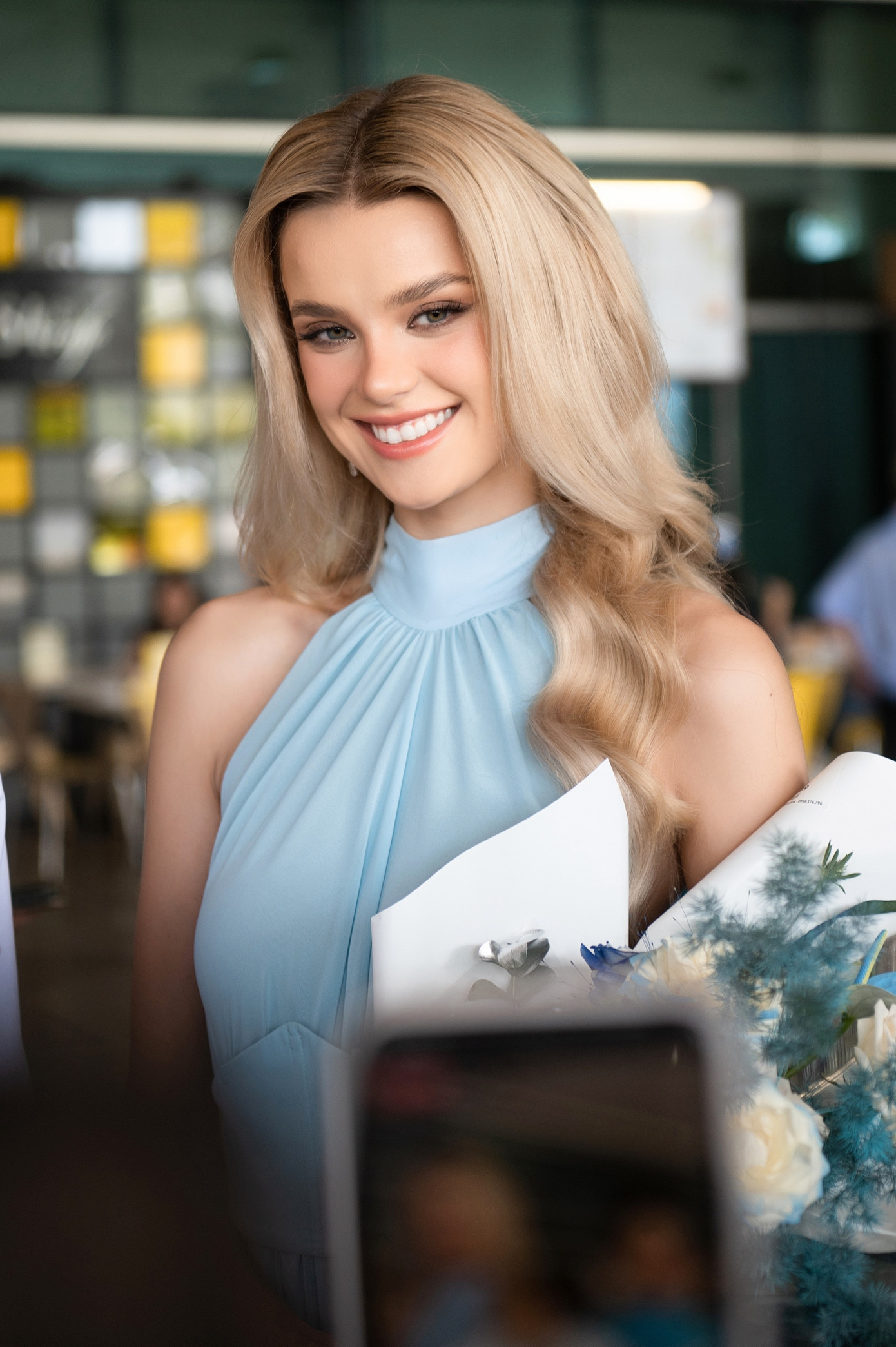 Nhan sắc đương kim Hoa hậu Thế giới Krystyna Pyszková trong lần đầu tới Việt Nam nhận được nhiều sự khen ngợi của khán giả. Cô nổi bật với mái tóc vàng óng ả và nụ cười rạng rỡ. Dù trang điểm nhẹ nhàng, người đẹp 25 tuổi vẫn được khen xinh đẹp.