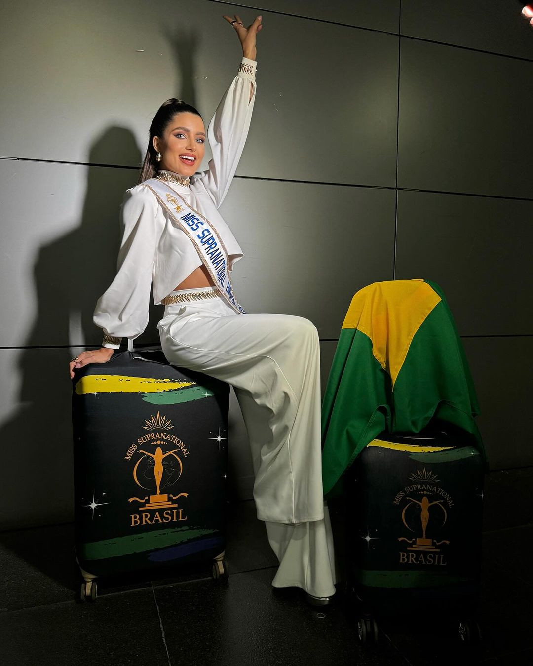 Đại diện Brazil - Isadora Murta mặc trang phục màu trắng thanh lịch khi ra sân bay sang Ba Lan. Isadora Murta được đánh giá là ứng viên tiềm năng cho ngôi vị hoa hậu. Cô năm nay 25 tuổi, cao 1,72 m. Cô có bằng chuyên ngành quản trị của Đại học Liên bang Vicosa. Cô từng giành ngôi vị á hậu 2 tại cuộc thi Miss Universe Brazil 2022. Đại diện Brazil - Isadora Murta mặc trang phục màu trắng thanh lịch khi ra sân bay sang Ba Lan. Isadora Murta được đánh giá là ứng viên tiềm năng cho ngôi vị hoa hậu. Cô năm nay 25 tuổi, cao 1,72 m. Cô có bằng chuyên ngành quản trị của Đại học Liên bang Vicosa. Cô từng giành ngôi vị á hậu 2 tại cuộc thi Miss Universe Brazil 2022.