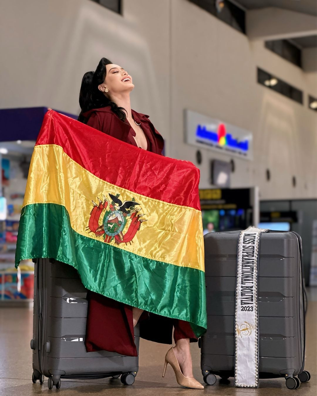 Đại diện Bolivia - Estefanía Ibarra diện thiết kế khoe vòng một táo bạo khi ra sân bay sang Ba Lan thi Hoa hậu Siêu quốc gia 2024. Cô là thí sinh gây chú ý của khu vực châu Mỹ. Đại diện Bolivia - Estefanía Ibarra diện thiết kế khoe vòng một táo bạo khi ra sân bay sang Ba Lan thi Hoa hậu Siêu quốc gia 2024. Cô là thí sinh gây chú ý của khu vực châu Mỹ.