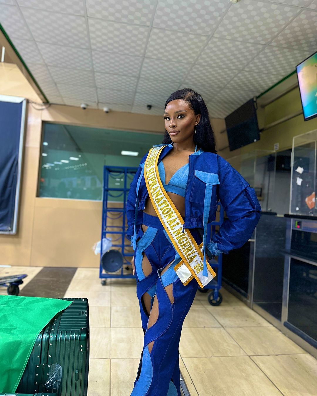 Đại diện Nigeria - Sectra Sede chọn trang phục cut-out táo bạo khi ra sân bay. Cô mang theo nhiều trang phục để chuẩn bị cho cuộc thi năm nay. Đại diện Nigeria - Sectra Sede chọn trang phục cut-out táo bạo khi ra sân bay. Cô mang theo nhiều trang phục để chuẩn bị cho cuộc thi năm nay.