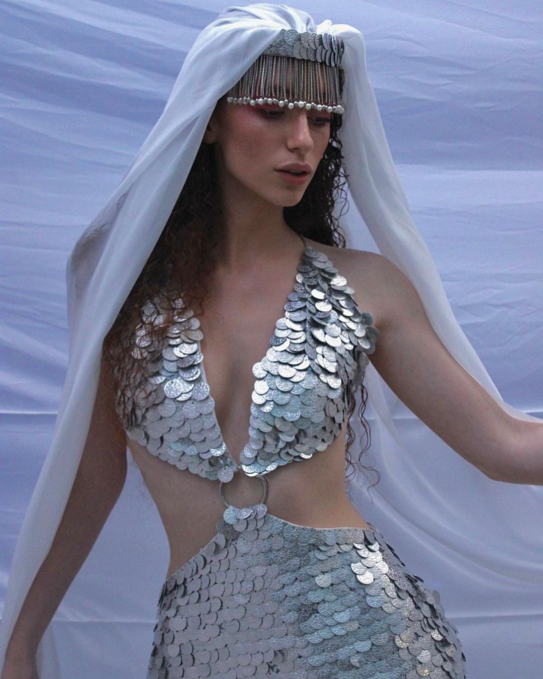 Cô cũng có phong cách thời trang sành điệu, cá tính.