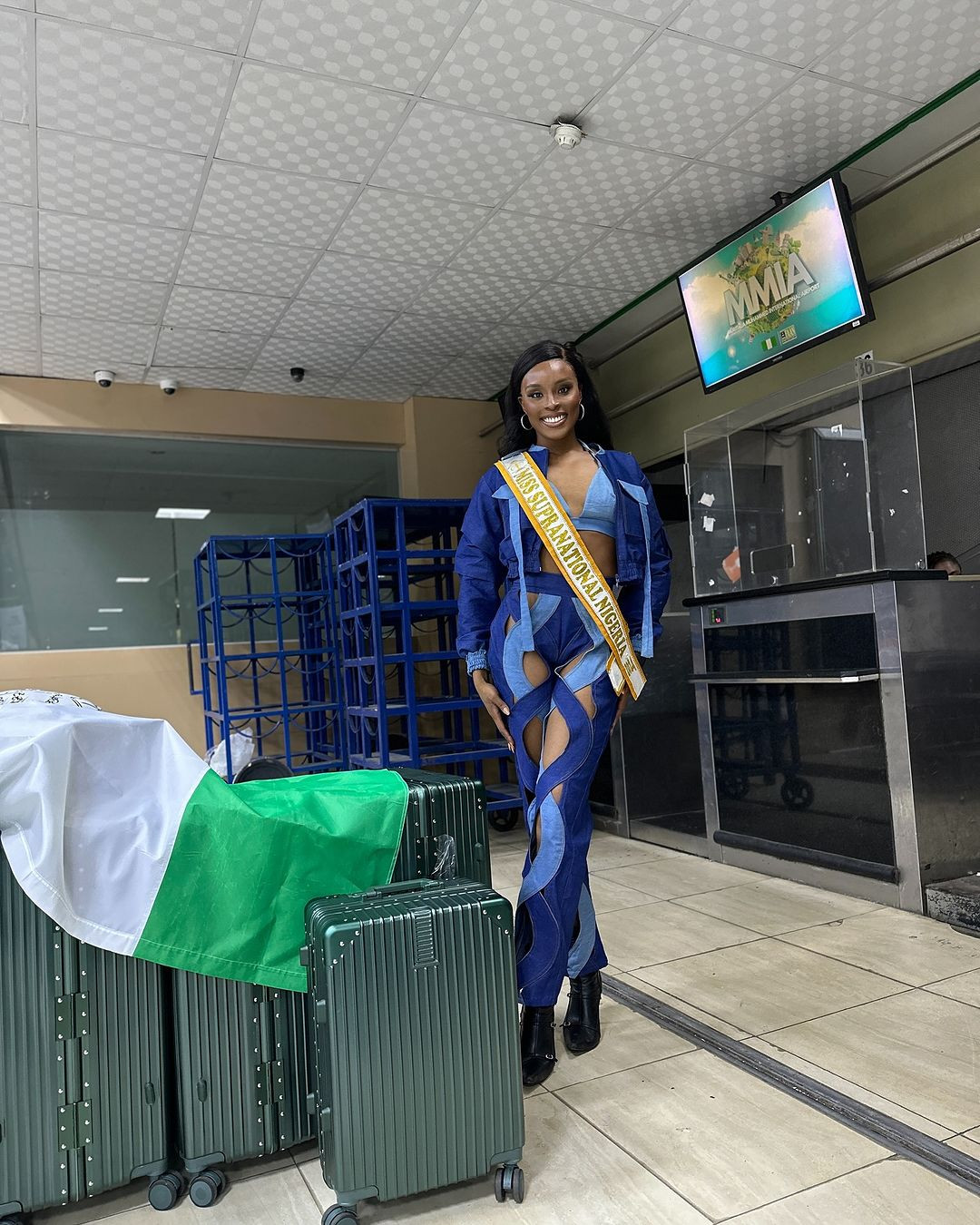 Đại diện Nigeria - Sectra Sede chọn trang phục cut-out táo bạo khi ra sân bay. Cô mang theo nhiều trang phục để chuẩn bị cho cuộc thi năm nay. Đại diện Nigeria - Sectra Sede chọn trang phục cut-out táo bạo khi ra sân bay. Cô mang theo nhiều trang phục để chuẩn bị cho cuộc thi năm nay.