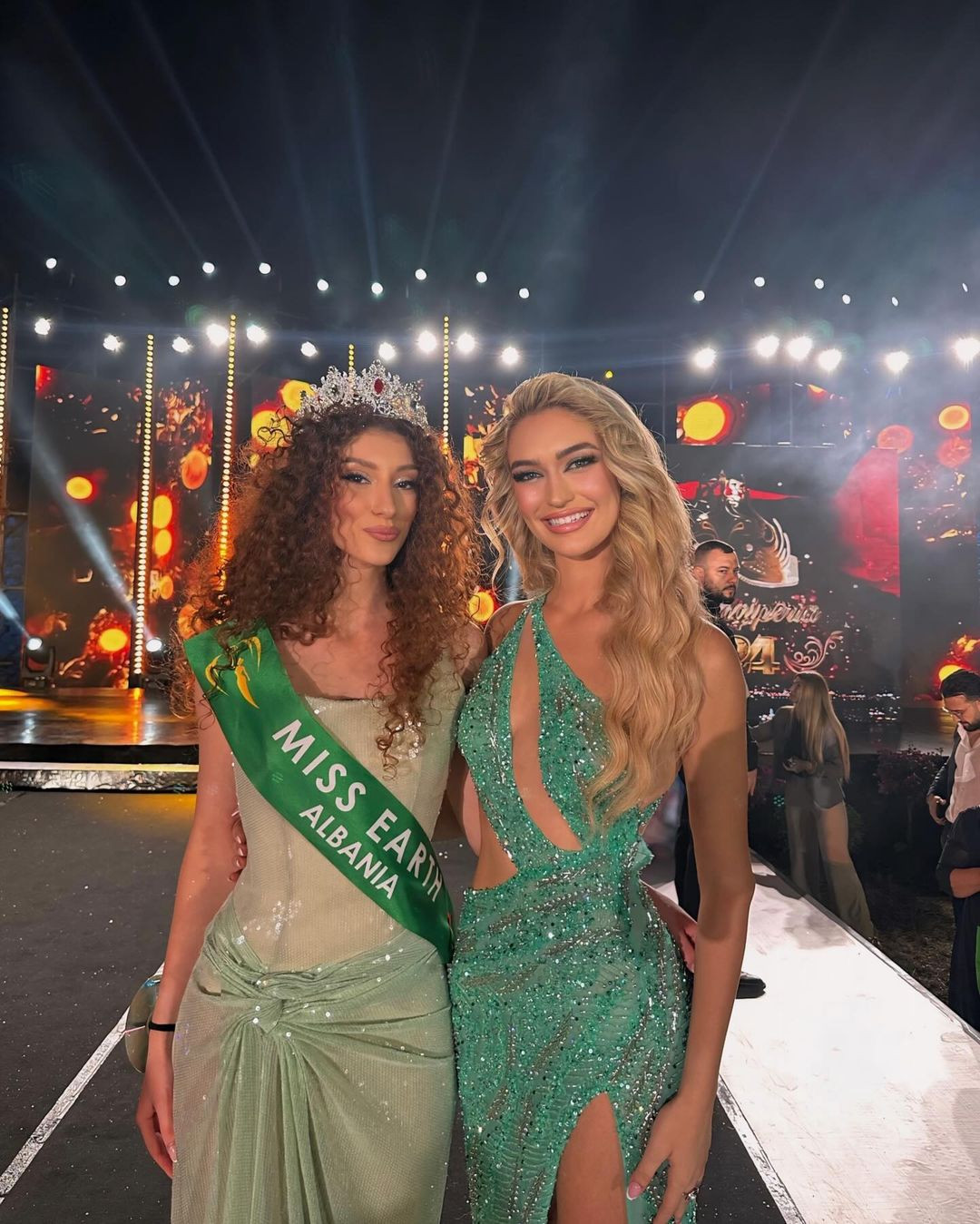 Xhesika Pengili được người tiền nhiệm là đương kim Hoa hậu Trái Đất 2023 Drita Ziri trao lại vương miện trong đêm chung kết.