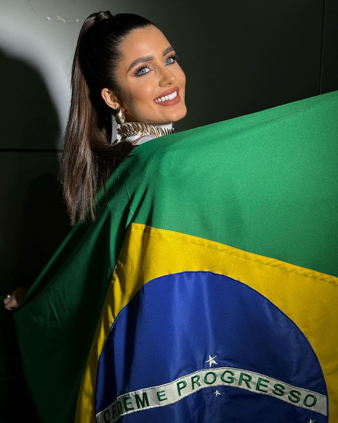 Đại diện Brazil - Isadora Murta mặc trang phục màu trắng thanh lịch khi ra sân bay sang Ba Lan. Isadora Murta được đánh giá là ứng viên tiềm năng cho ngôi vị hoa hậu. Cô năm nay 25 tuổi, cao 1,72 m. Cô có bằng chuyên ngành quản trị của Đại học Liên bang Vicosa. Cô từng giành ngôi vị á hậu 2 tại cuộc thi Miss Universe Brazil 2022. Đại diện Brazil - Isadora Murta mặc trang phục màu trắng thanh lịch khi ra sân bay sang Ba Lan. Isadora Murta được đánh giá là ứng viên tiềm năng cho ngôi vị hoa hậu. Cô năm nay 25 tuổi, cao 1,72 m. Cô có bằng chuyên ngành quản trị của Đại học Liên bang Vicosa. Cô từng giành ngôi vị á hậu 2 tại cuộc thi Miss Universe Brazil 2022.