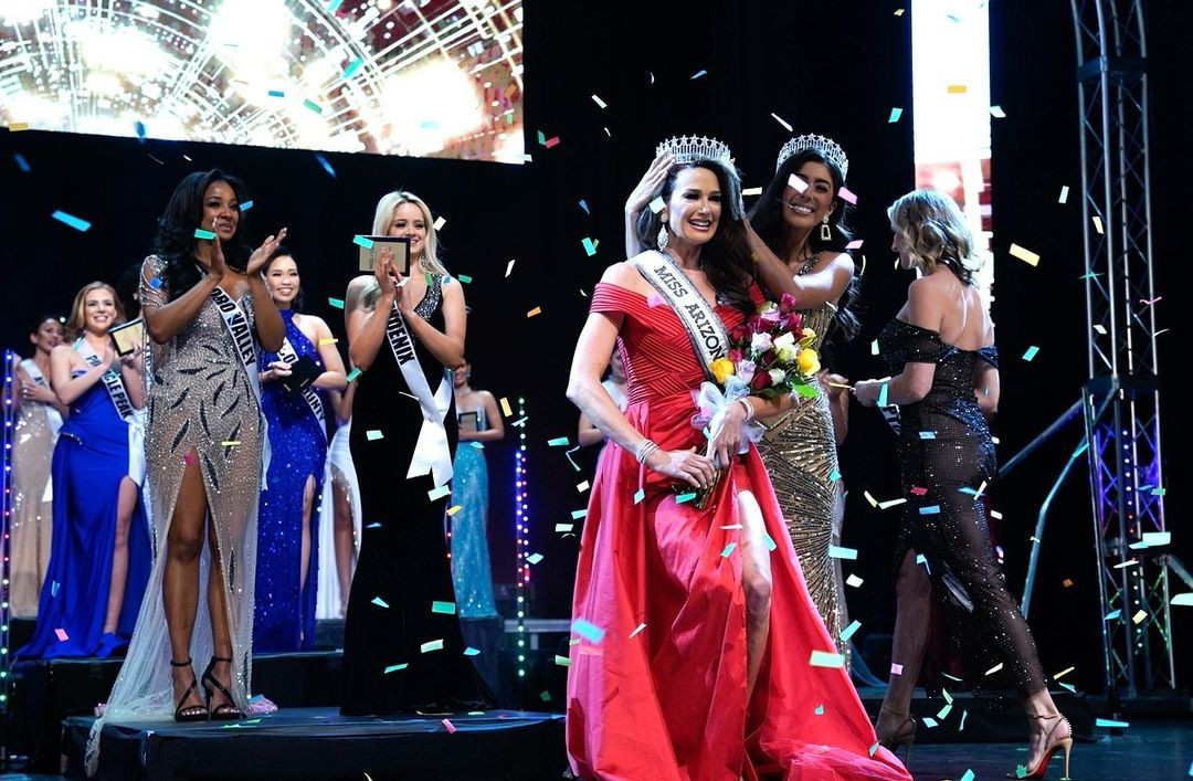 K Johnson, 41 tuổi, đã giành chiến thắng tại cuộc thi Miss Arizona USA 2024.