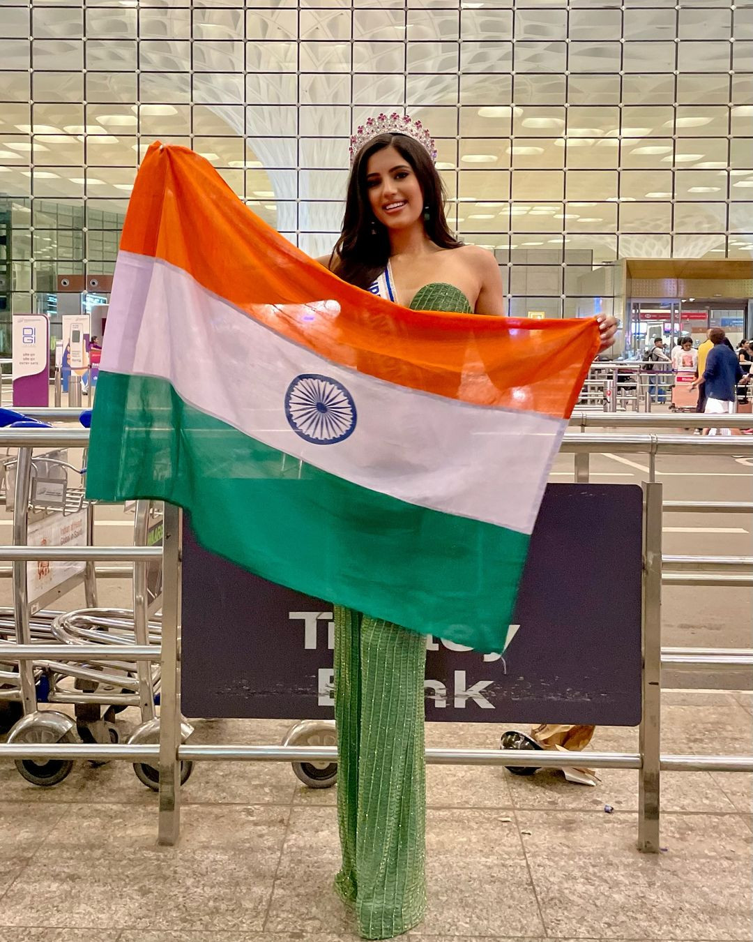 Đại diện Ấn Độ - Sonal Kukreja cũng có chuyến bay sớm tới Ba Lan. Sonal Kukreja là ứng viên sáng giá tiếp theo của khu vực châu Á. Cô diện thiết kế cúp ngực tông màu xanh, đính đá cầu kỳ. Đại diện Ấn Độ - Sonal Kukreja cũng có chuyến bay sớm tới Ba Lan. Sonal Kukreja là ứng viên sáng giá tiếp theo của khu vực châu Á. Cô diện thiết kế cúp ngực tông màu xanh, đính đá cầu kỳ.