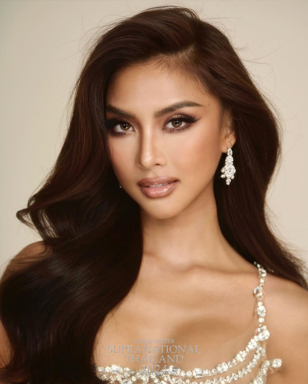 Kasama Suetrong năm nay 28 tuổi, có nhan sắc hiện đại, nóng bỏng. Người đẹp từng theo học tại Khoa Quản trị Kinh doanh của Đại học Thương mại Thái Lan. Kasama từng chiến thắng cuộc thi Miss Model Thailand 2018, sau đó đại diện Thái Lan tham dự Miss Model of the World 2018 và lọt vào top 36 chung cuộc. Năm 2019, Kasama tham dự Miss Grand Thailand và lọt vào top 10. Năm 2021, Kasama trở lại với cuộc thi Hoa hậu Hoàn vũ Thái Lan và giành ngôi Á hậu 3.