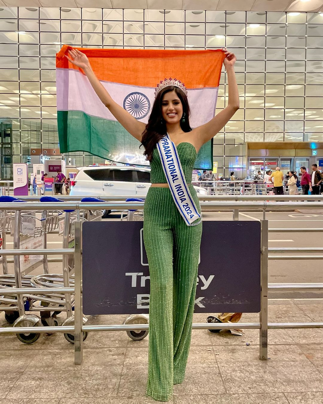 Đại diện Ấn Độ - Sonal Kukreja cũng có chuyến bay sớm tới Ba Lan. Sonal Kukreja là ứng viên sáng giá tiếp theo của khu vực châu Á. Cô diện thiết kế cúp ngực tông màu xanh, đính đá cầu kỳ. Đại diện Ấn Độ - Sonal Kukreja cũng có chuyến bay sớm tới Ba Lan. Sonal Kukreja là ứng viên sáng giá tiếp theo của khu vực châu Á. Cô diện thiết kế cúp ngực tông màu xanh, đính đá cầu kỳ.