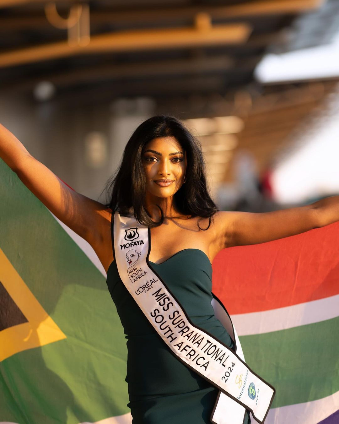 Đứng ở vị trí thứ ba là người đẹp Nam Phi - Bryoni Natalie Govender. Người đẹp sinh năm 1996, gốc Ấn Độ. Cô từng đại diện Nam Phi dự Hoa hậu Hoàn vũ 2023 ở El Salvador nhưng dừng chân ở top 20 khiến nhiều người tiếc nuối.