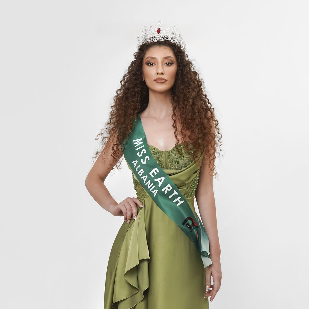 Người đẹp Xhesika Pengili đã đăng quang danh hiệu Hoa hậu Trái Đất Albania 2024. Cô đại diện Albania tham dự cuộc thi Hoa hậu Trái Đất 2024 dự kiến tổ chức ở Việt Nam vào cuối năm nay.
