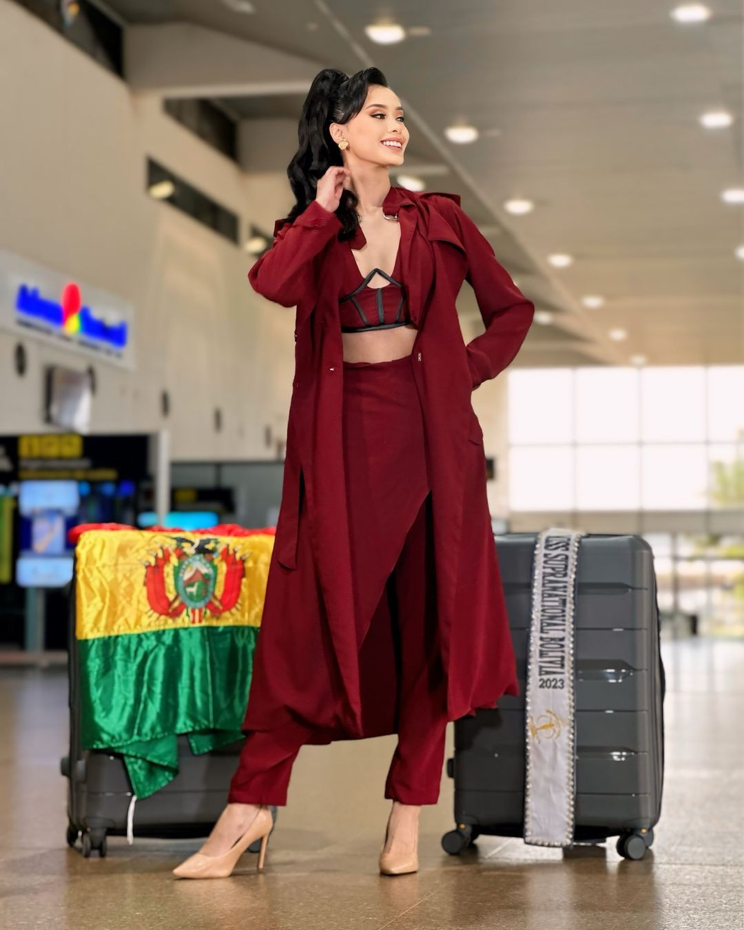 Đại diện Bolivia - Estefanía Ibarra diện thiết kế khoe vòng một táo bạo khi ra sân bay sang Ba Lan thi Hoa hậu Siêu quốc gia 2024. Cô là thí sinh gây chú ý của khu vực châu Mỹ. Đại diện Bolivia - Estefanía Ibarra diện thiết kế khoe vòng một táo bạo khi ra sân bay sang Ba Lan thi Hoa hậu Siêu quốc gia 2024. Cô là thí sinh gây chú ý của khu vực châu Mỹ.