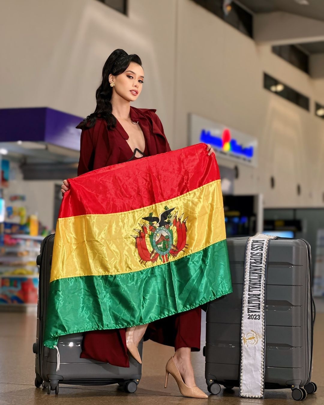 Đại diện Bolivia - Estefanía Ibarra diện thiết kế khoe vòng một táo bạo khi ra sân bay sang Ba Lan thi Hoa hậu Siêu quốc gia 2024. Cô là thí sinh gây chú ý của khu vực châu Mỹ. Đại diện Bolivia - Estefanía Ibarra diện thiết kế khoe vòng một táo bạo khi ra sân bay sang Ba Lan thi Hoa hậu Siêu quốc gia 2024. Cô là thí sinh gây chú ý của khu vực châu Mỹ.