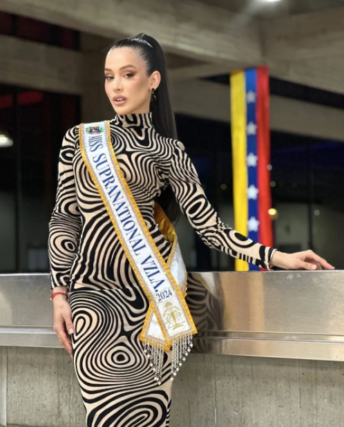 Đại diện Venezuela diện trang phục có họa tiết nổi bật ở sân bay. Đại diện Venezuela diện trang phục có họa tiết nổi bật ở sân bay.