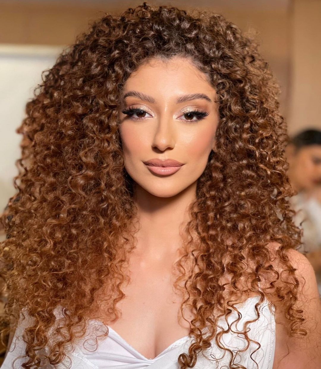 Tân Hoa hậu Trái Đất Albania năm nay 22 tuổi, đến từ Durrës. Cô có mái tóc xù cá tính và gương mặt hiện đại, đậm chất mẫu.