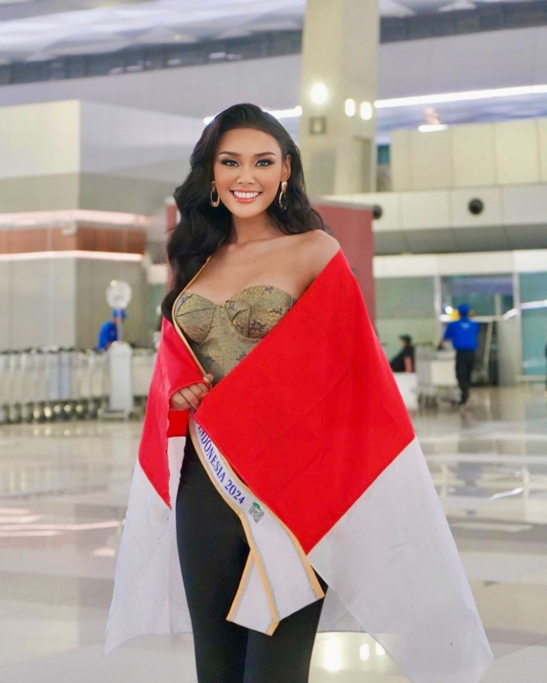 Đại diện Indonesia - Harashta Haifa Zahra là một trong những thí sinh khởi hành sớm nhất sang Ba Lan để tham dự Hoa hậu Siêu quốc gia 2024. Cô diện thiết kế cúp ngực khoe vai trần khi ra sân bay. Harashta Haifa Zahra được đánh giá là một trong những ứng viên sáng giá của khu vực châu Á. Cô là người đẹp nắm giữ danh hiệu Puteri Indonesia đầu tiên được cử đi thi Miss Supranational. Đại diện Indonesia - Harashta Haifa Zahra là một trong những thí sinh khởi hành sớm nhất sang Ba Lan để tham dự Hoa hậu Siêu quốc gia 2024. Cô diện thiết kế cúp ngực khoe vai trần khi ra sân bay. Harashta Haifa Zahra được đánh giá là một trong những ứng viên sáng giá của khu vực châu Á. Cô là người đẹp nắm giữ danh hiệu Puteri Indonesia đầu tiên được cử đi thi Miss Supranational.