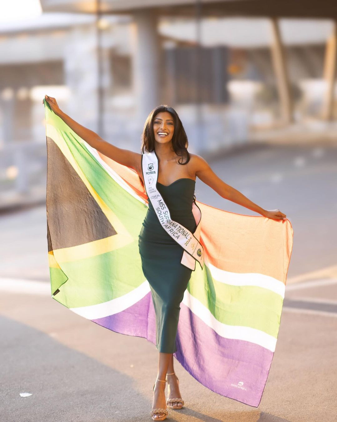 Đứng ở vị trí thứ ba là người đẹp Nam Phi - Bryoni Natalie Govender. Người đẹp sinh năm 1996, gốc Ấn Độ. Cô từng đại diện Nam Phi dự Hoa hậu Hoàn vũ 2023 ở El Salvador nhưng dừng chân ở top 20 khiến nhiều người tiếc nuối.