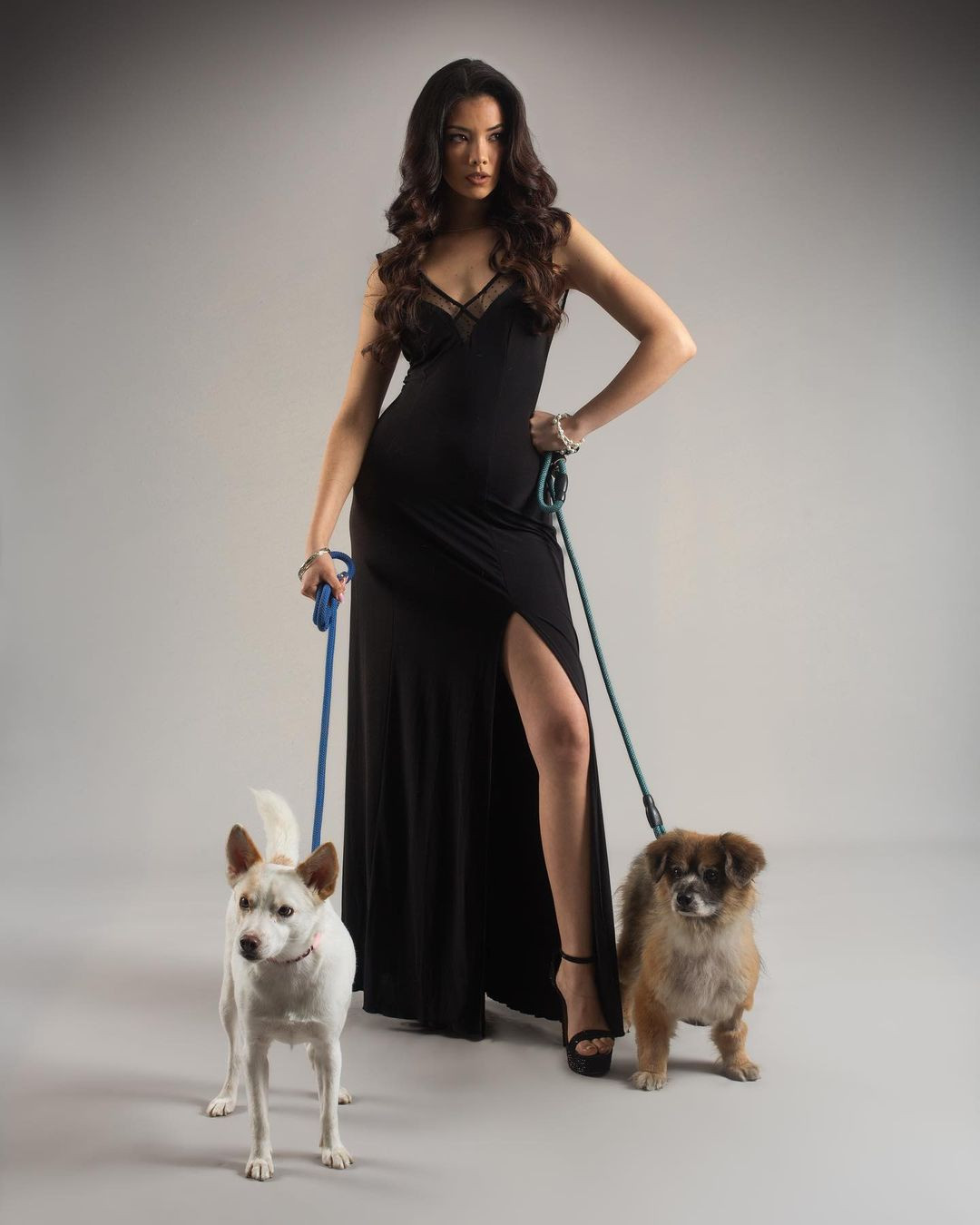 Cô cũng là người sáng lập Samu's Place, thương hiệu sản xuất phụ kiện cho chó và lợi nhuận thu được sẽ được quyên góp cho Ayuda Peluda - tổ chức phi lợi nhuận cung cấp nơi trú ẩn cho chó.