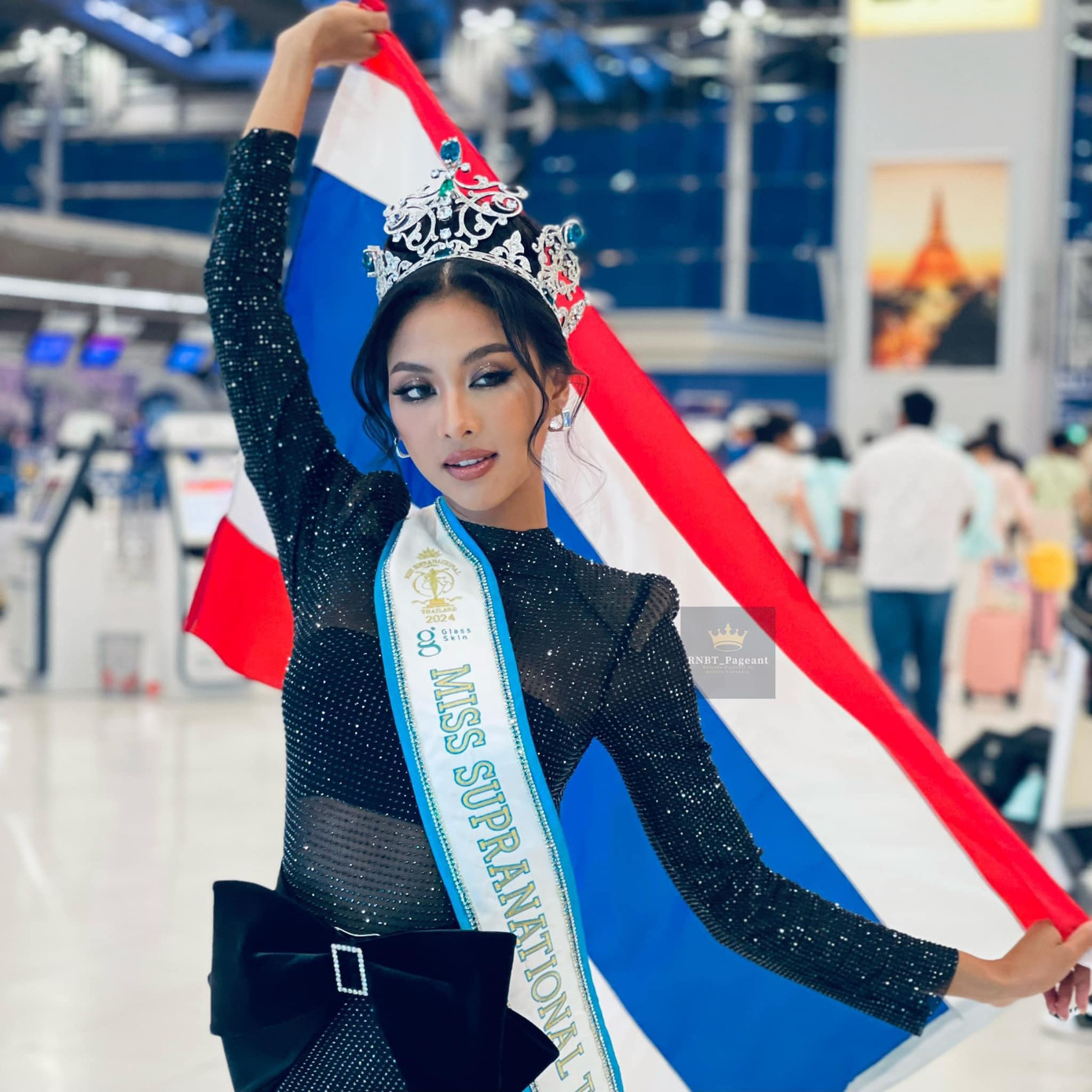 Chuyên trang sắc đẹp Missosology đã đưa ra bảng dự đoán đầu tiên về kết quả cuộc thi Hoa hậu Siêu quốc gia 2024. Người đẹp Thái Lan - Kasama Suetrong được các chuyên gia của chuyên trang này dự đoán đăng quang ngôi vị cao nhất. Cô đã sang Ba Lan hôm 16/6. Người đẹp diện trang phục nổi bật ở sân bay.