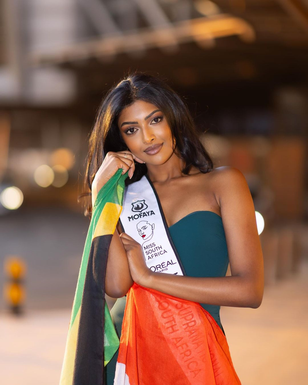 Đứng ở vị trí thứ ba là người đẹp Nam Phi - Bryoni Natalie Govender. Người đẹp sinh năm 1996, gốc Ấn Độ. Cô từng đại diện Nam Phi dự Hoa hậu Hoàn vũ 2023 ở El Salvador nhưng dừng chân ở top 20 khiến nhiều người tiếc nuối.