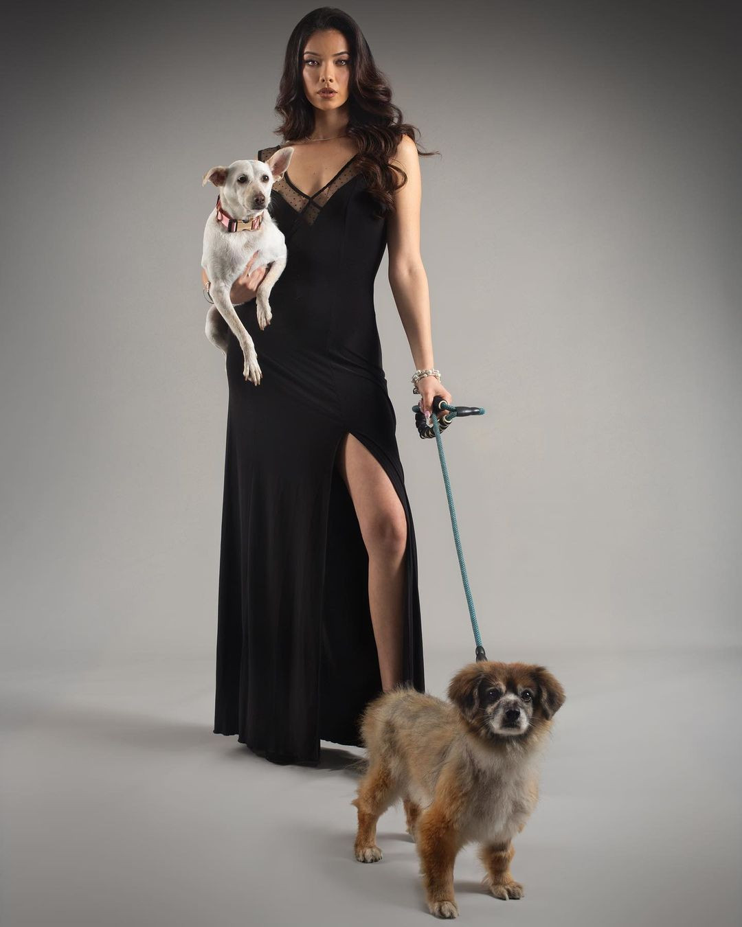 Cô cũng là người sáng lập Samu's Place, thương hiệu sản xuất phụ kiện cho chó và lợi nhuận thu được sẽ được quyên góp cho Ayuda Peluda - tổ chức phi lợi nhuận cung cấp nơi trú ẩn cho chó.