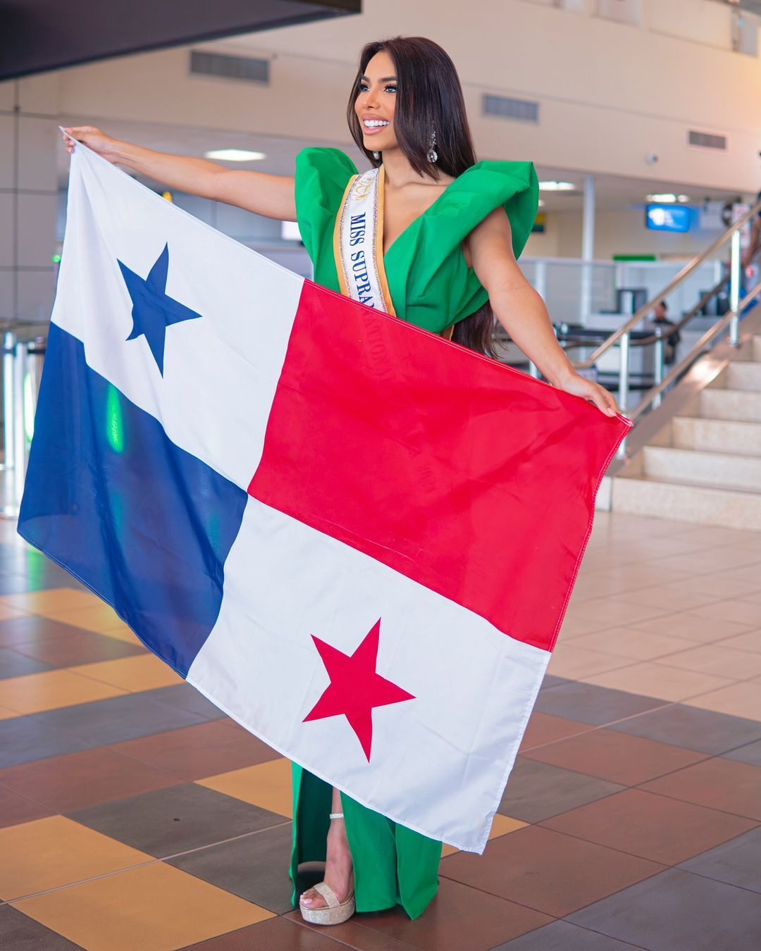 Đại diện Panama - Samantha Jones rạng rỡ ở sân bay. Đại diện Panama - Samantha Jones rạng rỡ ở sân bay.