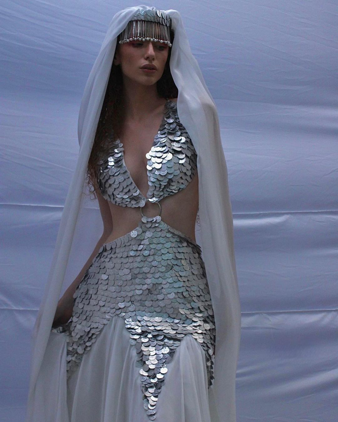 Cô cũng có phong cách thời trang sành điệu, cá tính.