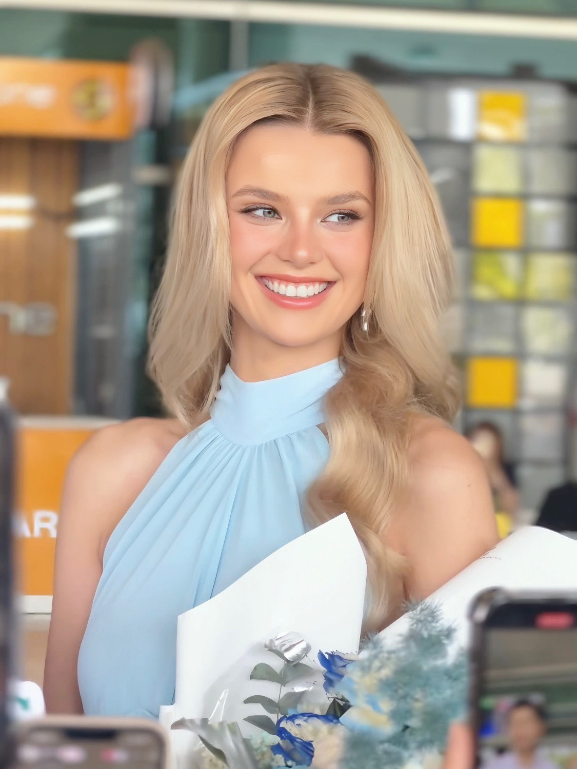 Nhan sắc đương kim Hoa hậu Thế giới Krystyna Pyszková trong lần đầu tới Việt Nam nhận được nhiều sự khen ngợi của khán giả. Cô nổi bật với mái tóc vàng óng ả và nụ cười rạng rỡ. Dù trang điểm nhẹ nhàng, người đẹp 25 tuổi vẫn được khen xinh đẹp.