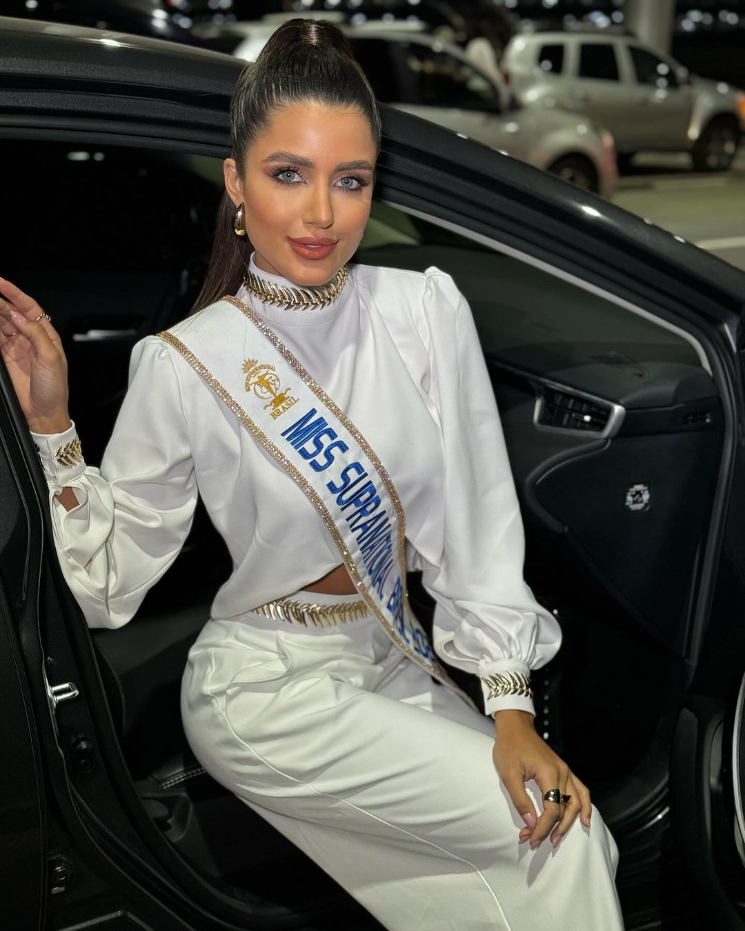 Đại diện Brazil - Isadora Murta mặc trang phục màu trắng thanh lịch khi ra sân bay sang Ba Lan. Isadora Murta được đánh giá là ứng viên tiềm năng cho ngôi vị hoa hậu. Cô năm nay 25 tuổi, cao 1,72 m. Cô có bằng chuyên ngành quản trị của Đại học Liên bang Vicosa. Cô từng giành ngôi vị á hậu 2 tại cuộc thi Miss Universe Brazil 2022. Đại diện Brazil - Isadora Murta mặc trang phục màu trắng thanh lịch khi ra sân bay sang Ba Lan. Isadora Murta được đánh giá là ứng viên tiềm năng cho ngôi vị hoa hậu. Cô năm nay 25 tuổi, cao 1,72 m. Cô có bằng chuyên ngành quản trị của Đại học Liên bang Vicosa. Cô từng giành ngôi vị á hậu 2 tại cuộc thi Miss Universe Brazil 2022.