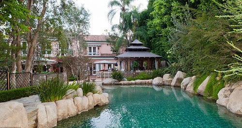 Phòng ngủ xa hoa va lộng lẫy Phòng chơi game hiện đại Phòng quần áo của Christina Aguilera Những phòng ngủ mang phong cách rất khác lạ Những chiếc đèn chùm lộng lẫy có mặt trong phòng tắm