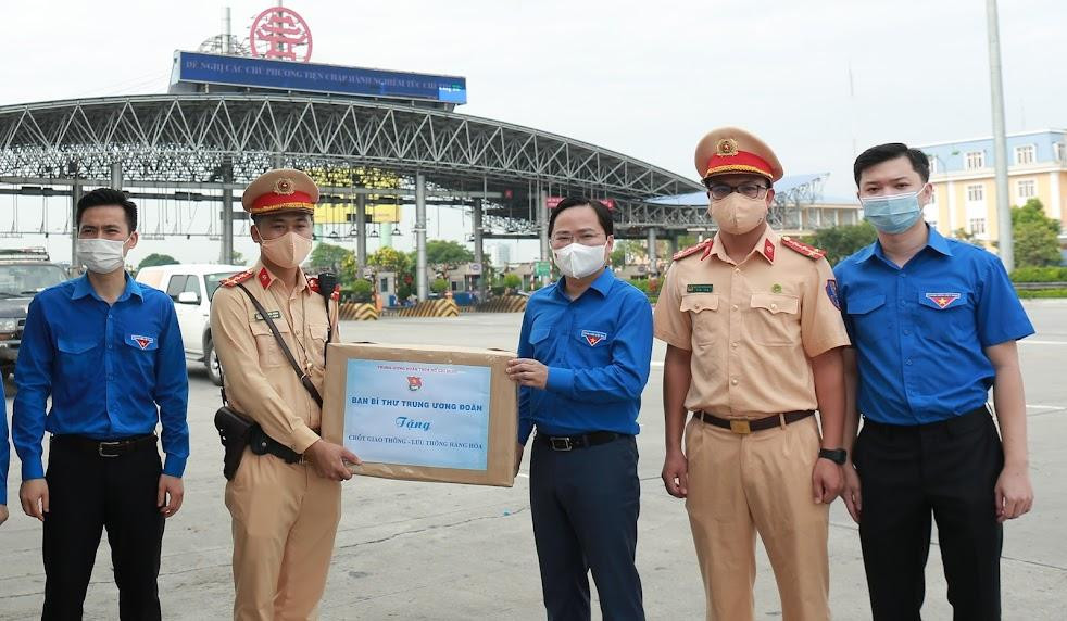 Bí thư thứ nhất T.Ư Đoàn Nguyễn Anh Tuấn thăm, động viên lực lượng làm việc tại chốt giao thông Pháp Vân - Cầu Giẽ. Ảnh: Bảo Anh Bí thư thứ nhất T.Ư Đoàn Nguyễn Anh Tuấn thăm, động viên lực lượng làm việc tại chốt giao thông Pháp Vân - Cầu Giẽ. Ảnh: Bảo Anh