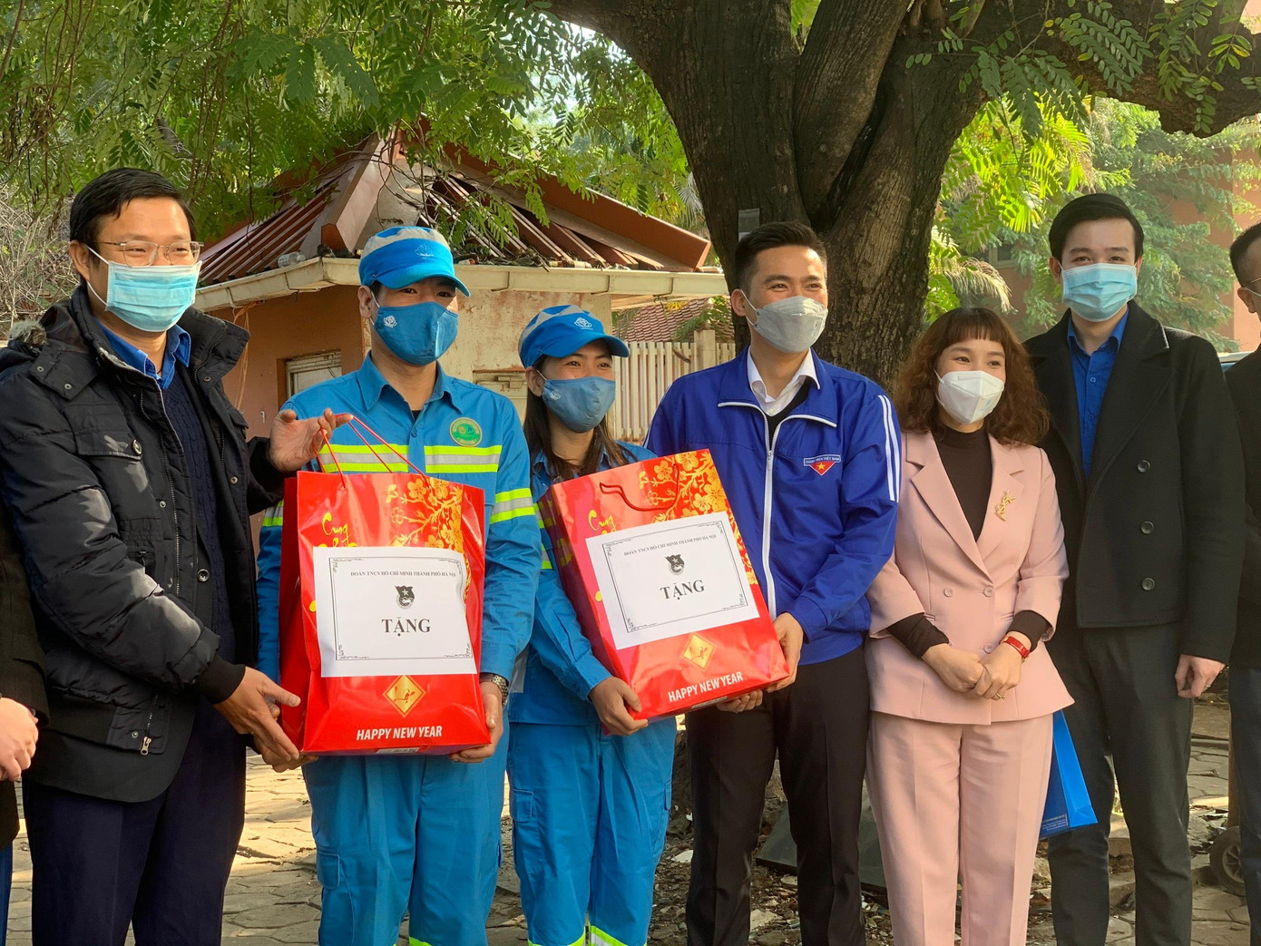 Trao quà cho công nhân vệ sinh môi trường