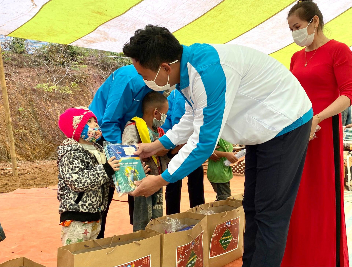 Phó Bí thư thường trực Thành Đoàn, Chủ tịch Hội LHTN TP Hà Nội trao quà cho các em nhỏ tại Sơn La