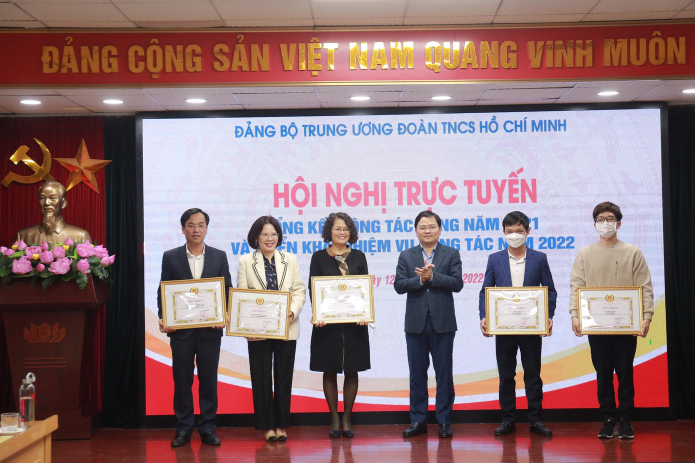 Bí thư thứ nhất T.Ư Đoàn khen thưởng các đảng viên có thành tích trong công tác xây dựng Đảng năm 2021. Ảnh: Bảo Anh Bí thư thứ nhất T.Ư Đoàn khen thưởng các đảng viên có thành tích trong công tác xây dựng Đảng năm 2021. Ảnh: Bảo Anh