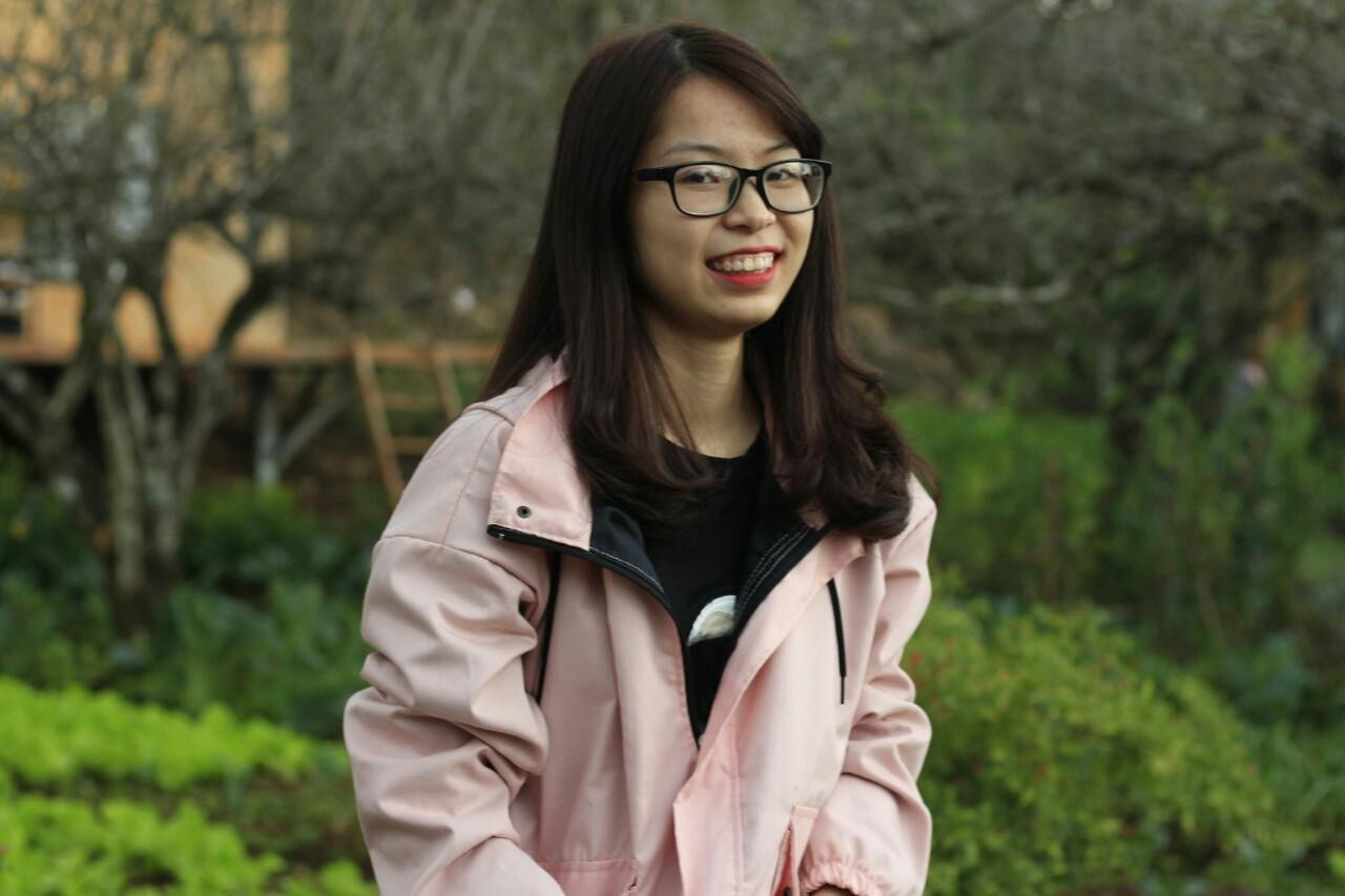 Đặng Thị Ngoan (SN 1997) là thủ khoa kép ngành Ngôn ngữ Anh - Kinh tế quốc tế của Đại học Ngoại ngữ - ĐHQG Hà Nội (ULIS) năm 2019